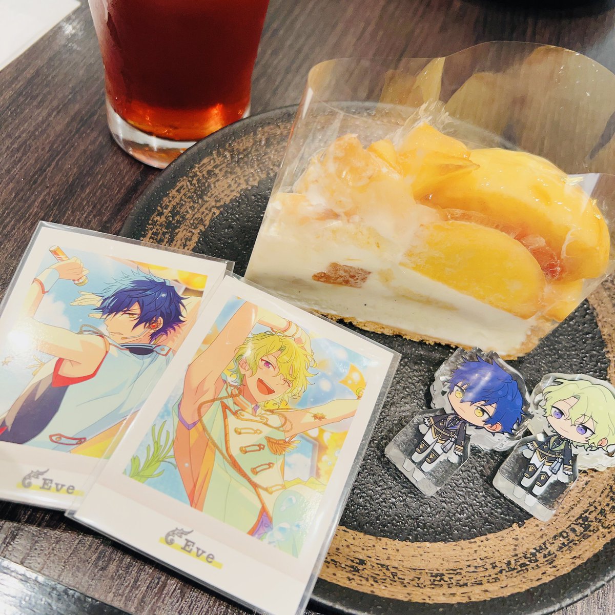 「久しぶりのコムサカフェ最高に美味しかった歩く度すぐカフェ入るしか生存できないよね」|なめこのイラスト