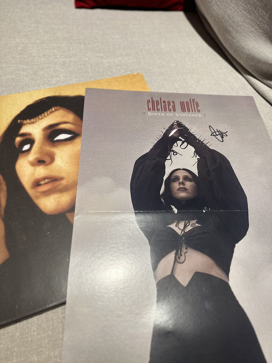 pobrezuko's tweet photo. Tremenda y grata sorpresa en mi pedido de @hellomerch - un poster autografiado por Chelsea Wolfe! cc @sargenthouse https://t.co/xaZzdMuuDx
