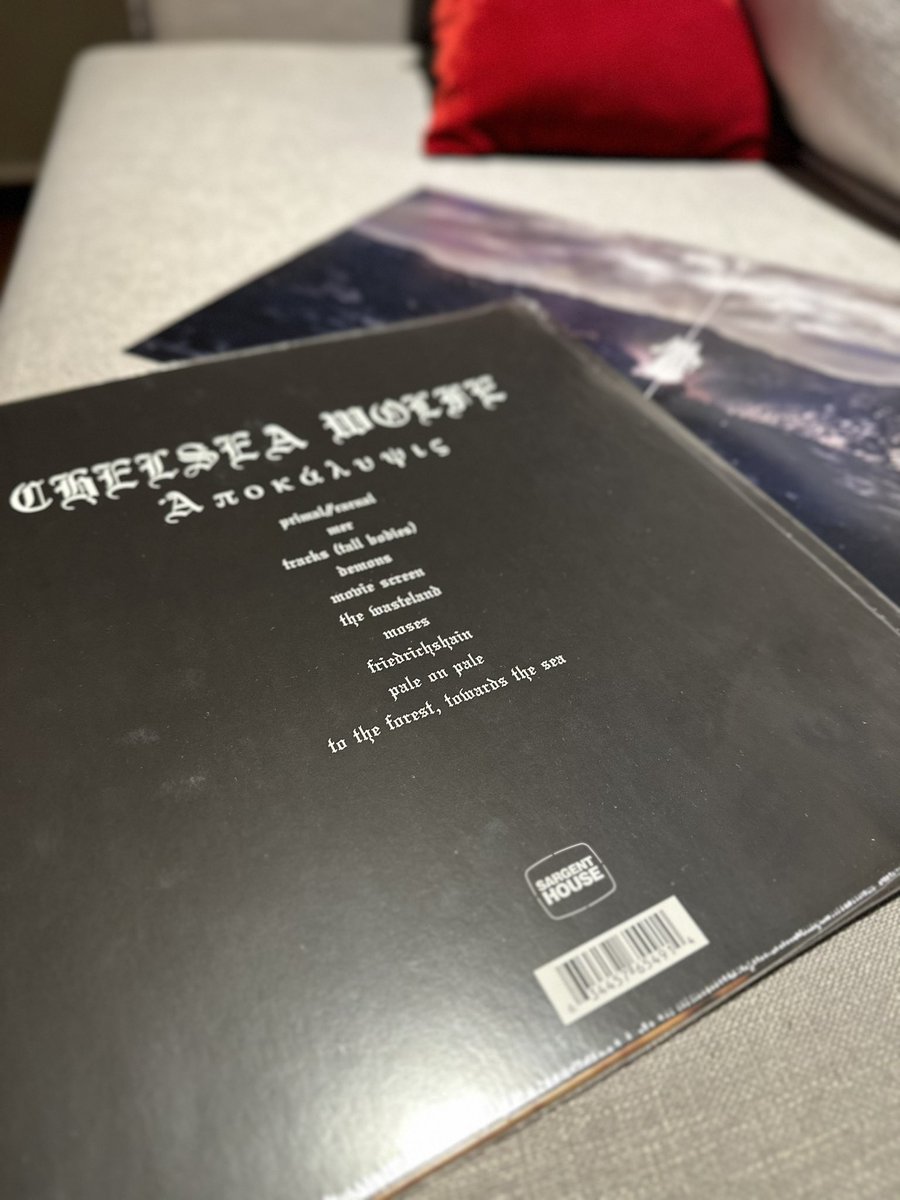 pobrezuko's tweet photo. Tremenda y grata sorpresa en mi pedido de @hellomerch - un poster autografiado por Chelsea Wolfe! cc @sargenthouse https://t.co/xaZzdMuuDx