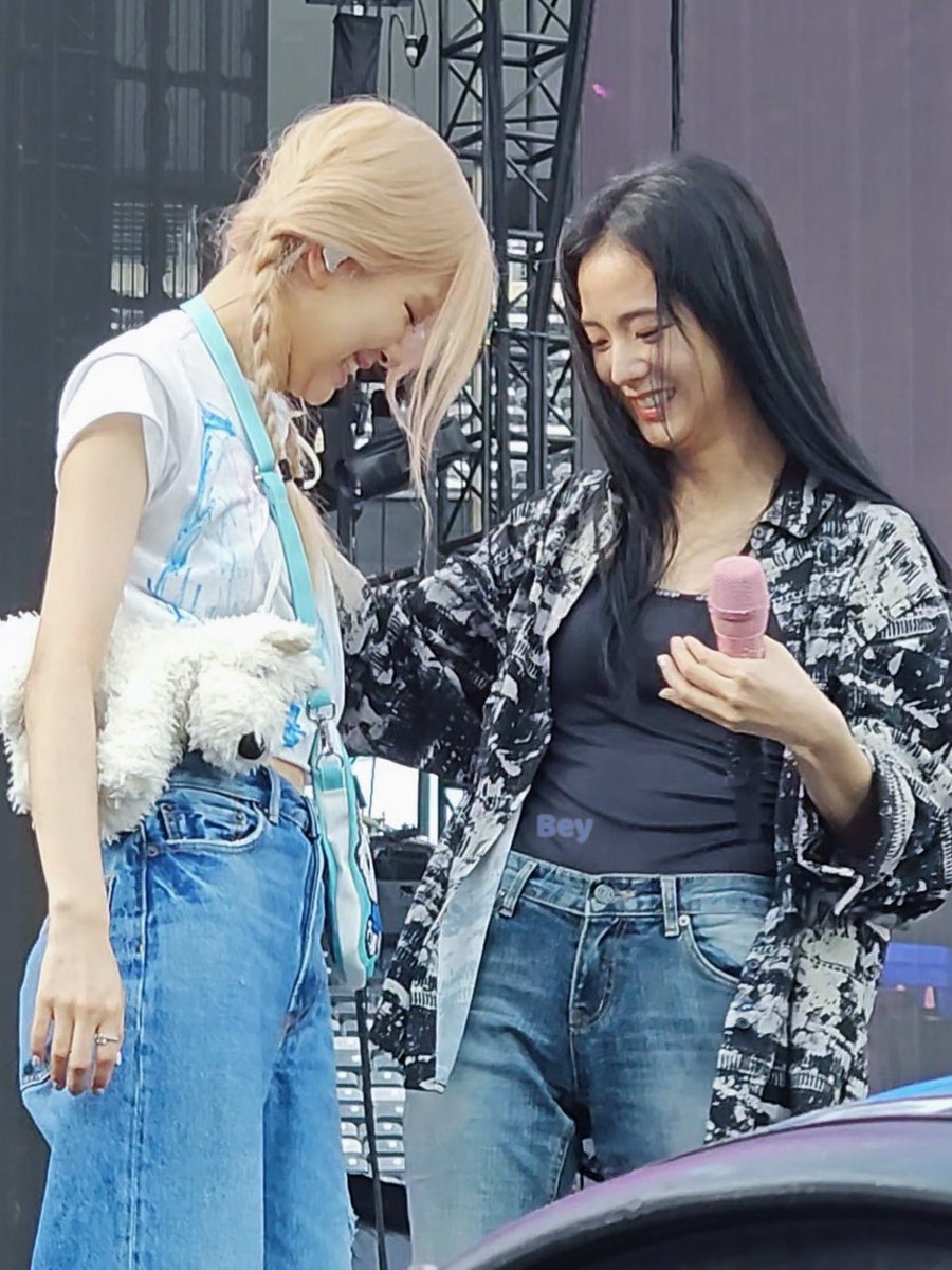 jpgchaesoo's tweet photo. their smiles 😩 https://t.co/jRNmFU1ugO