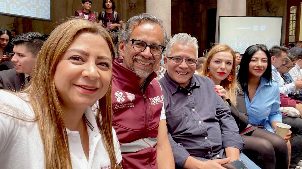erika_jurez's tweet photo. Hoy acompañamos al #JefeDeGobierno @martibatres a la entrega de los Premios de la Juventud 2023.

Qué gusto ver a las personas jóvenes destacar en la cultura y promoción de los derechos, ser factor de cambio y transformar el país.👏

#CiudadDeDerechos https://t.co/4NCLVnmJHE