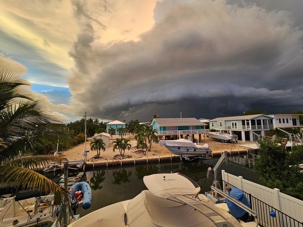NWSKeyWest's tweet photo. Incredible view of this evening's strong thunderstorm that impacted eastern portions of the Lower #FLKeys! Two personal weather stations measured wind gusts of 41 (#BigPineKey) & 43 mph (#NoNameKey).
📷: Teresa Ricketts
📍: Ramrod Key
#flwx #FloridaKeys #KeyWest #RamrodKey https://t.co/17XS1y4Zo8