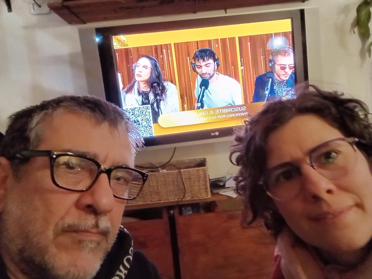 Pinkaspau's tweet image. #LaFabricaDeJingles
Acá firmes, riendo y bailando