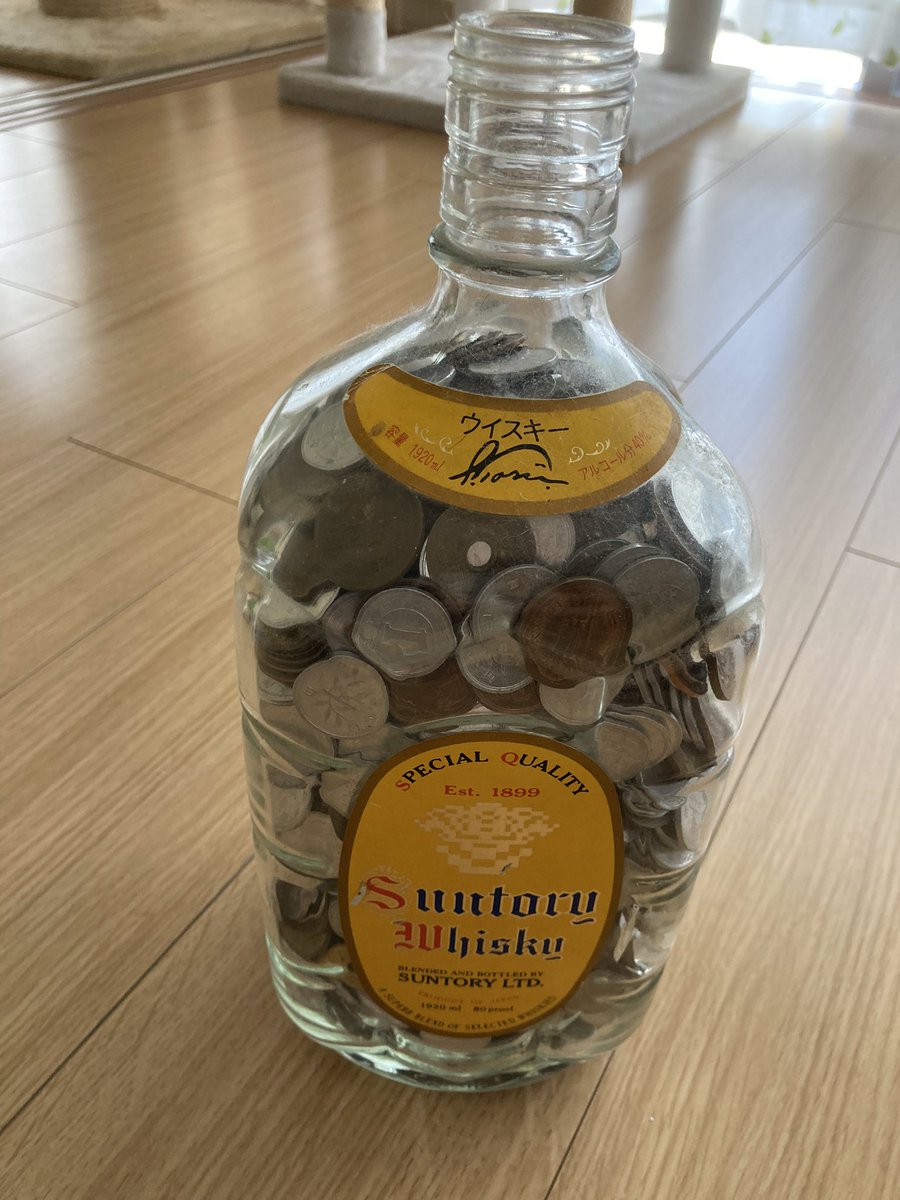 ameoman's tweet photo. ふたりで6回去年はひとりだったけど引越しにずーっと着いてきた小銭ボトル。頑張ってなかみ数えたら9715円ありました笑。27年の軌跡かな。 https://t.co/avlo1yFFkK