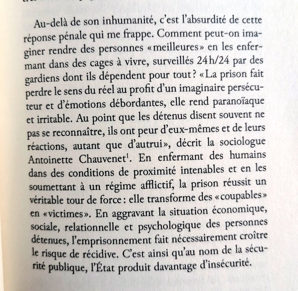 'Au delà de son inhumanité, c'est l'absurdité de la réponse pénale qui me frappe.'

'C'est ainsi qu'au nom de la sécurité publique, l'État produit davantage d'insécurité.'

Sur la prison, par Sarah Dindo dans 'Entre taule et terre' aux @ed_ducommun.