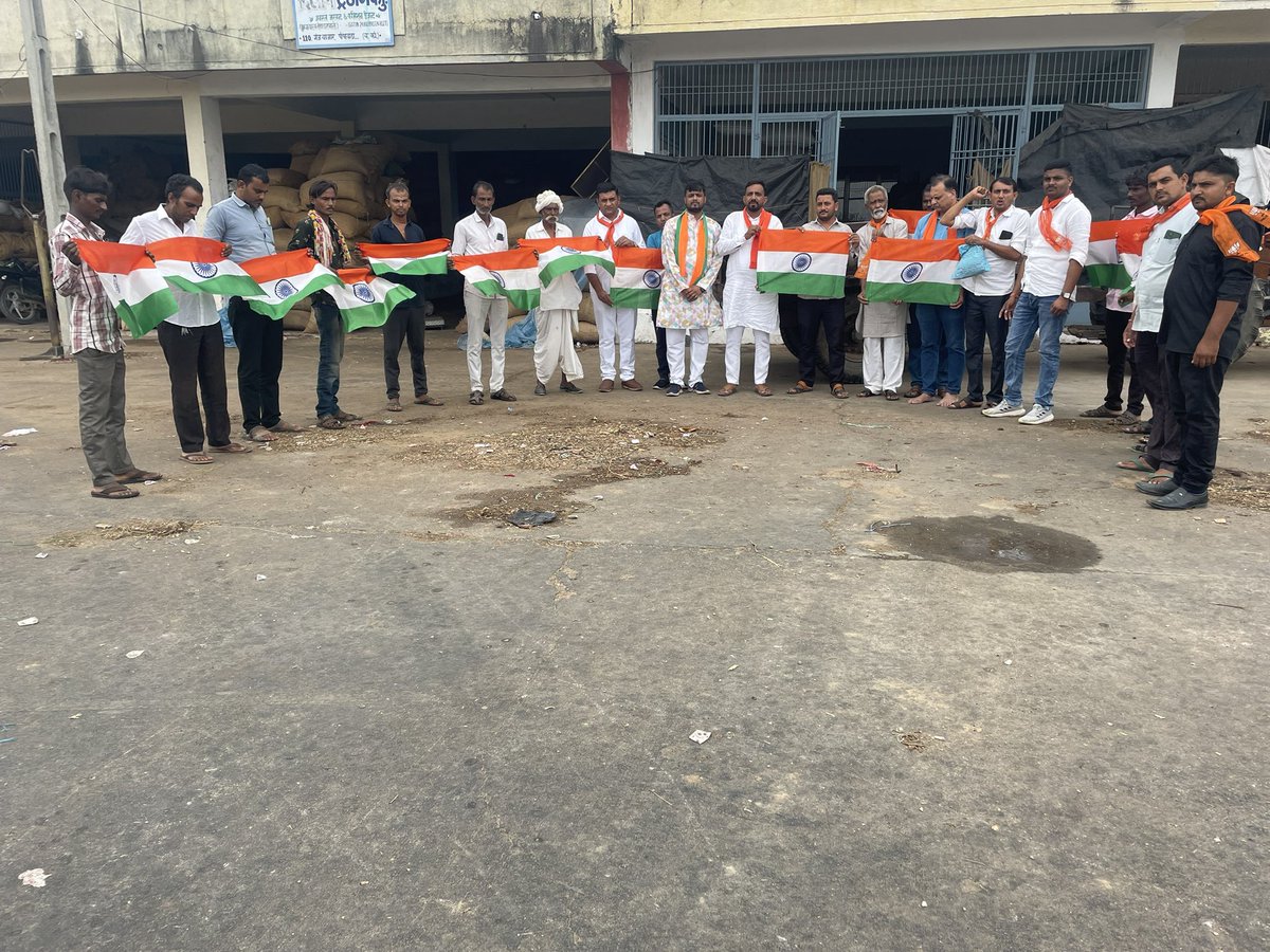 aashishshahBJP's tweet photo. દાંતીવાડાયુવામોરચા ધ્વારા હરઘરતિરંગા વિતરણકરવામાંઆવ્યું
#હરઘરતિરંગા https://t.co/FalpUOhoIV