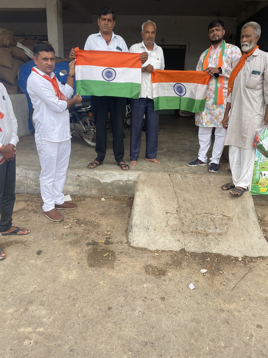 aashishshahBJP's tweet photo. દાંતીવાડાયુવામોરચા ધ્વારા હરઘરતિરંગા વિતરણકરવામાંઆવ્યું
#હરઘરતિરંગા https://t.co/FalpUOhoIV
