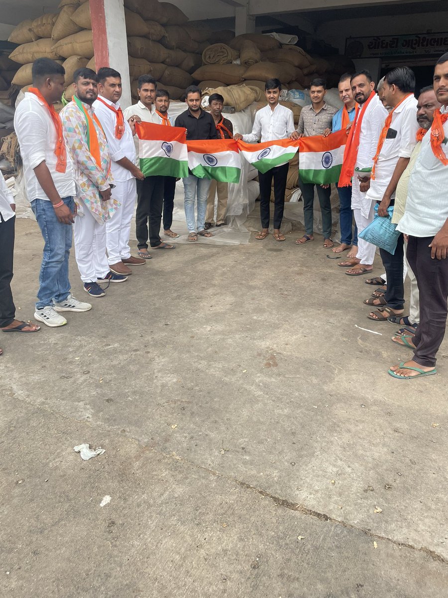 aashishshahBJP's tweet photo. દાંતીવાડાયુવામોરચા ધ્વારા હરઘરતિરંગા વિતરણકરવામાંઆવ્યું
#હરઘરતિરંગા https://t.co/FalpUOhoIV