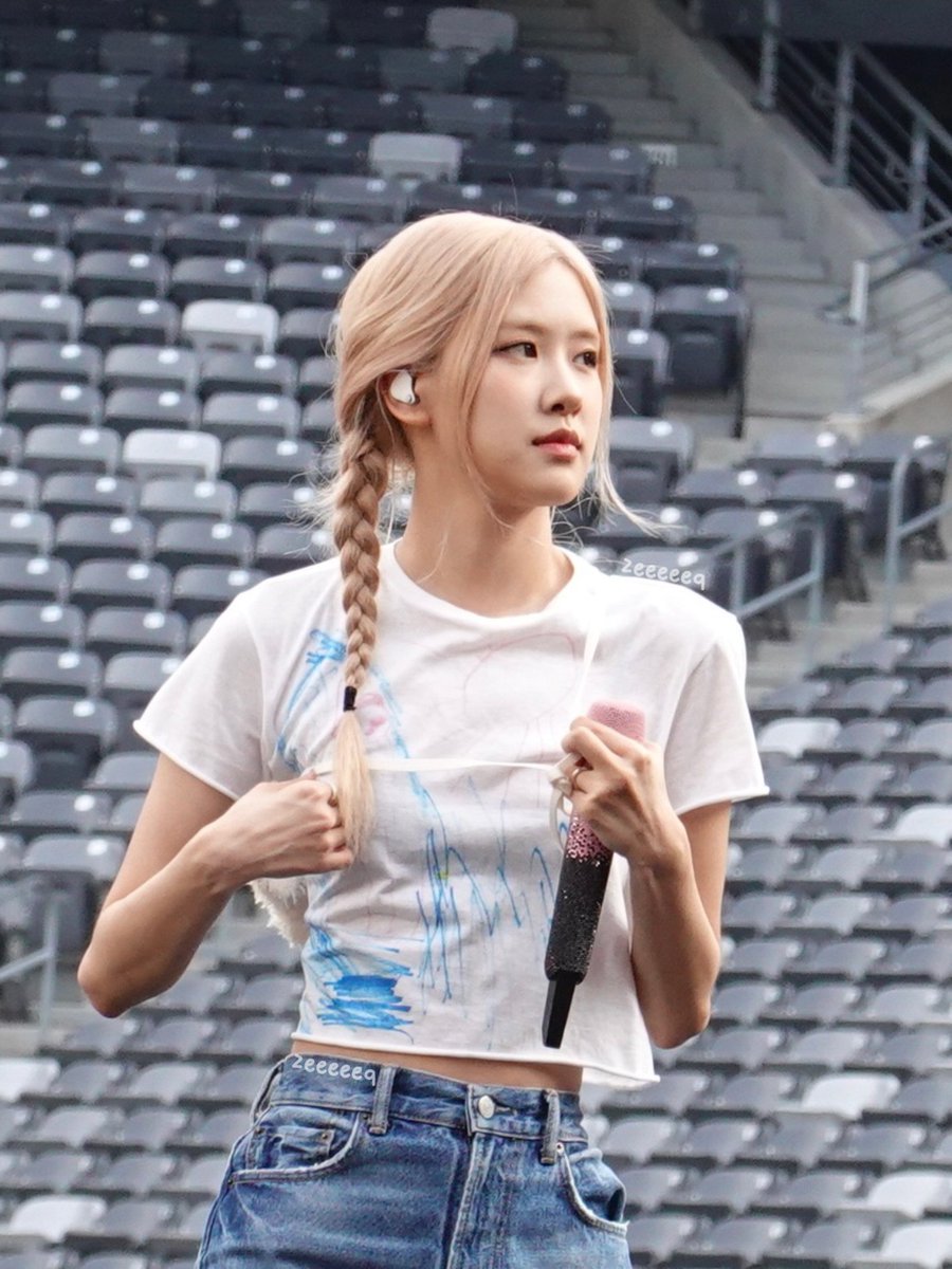 rosé pics tweet media