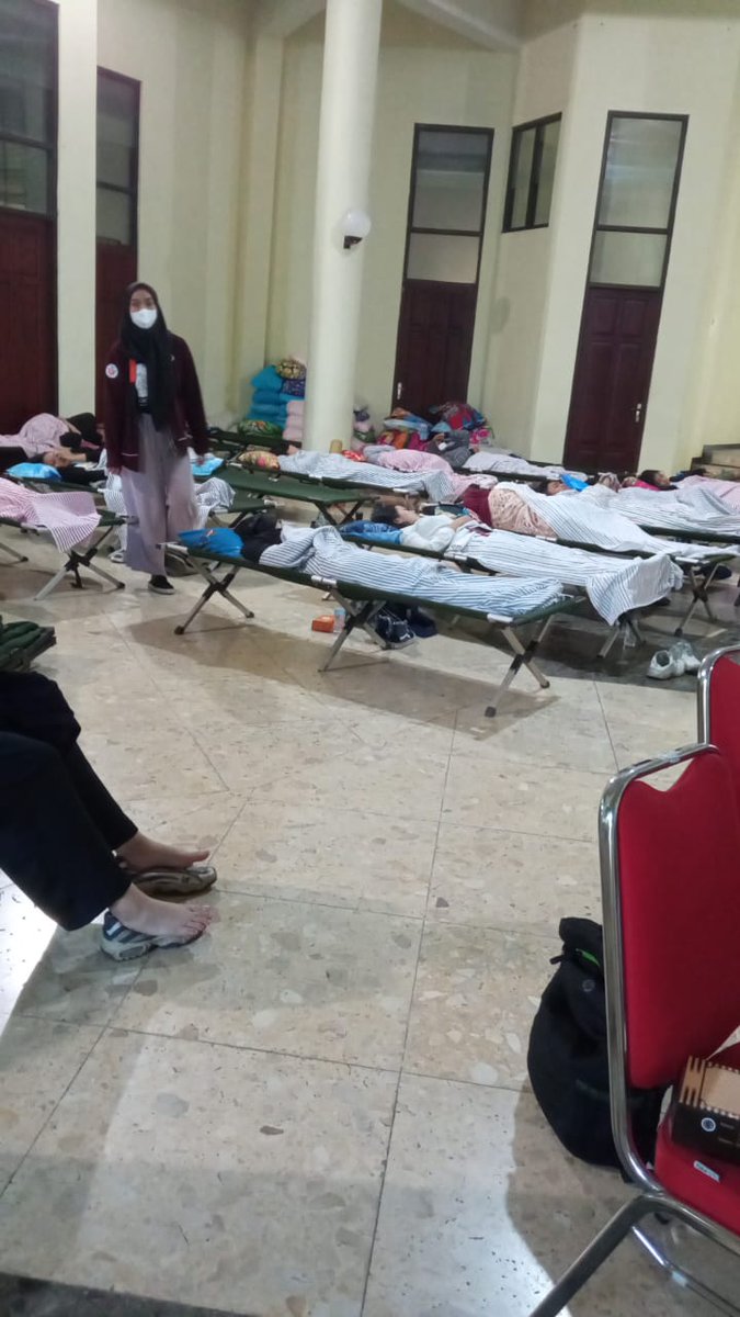 Nih liat akibat ulah panit rabraw 23 yang gajelas, dijemur ampe begini. Mana info papermob h-1. Ospek UB taun ini kacauu bangett. Panitia semangat evalusi deh