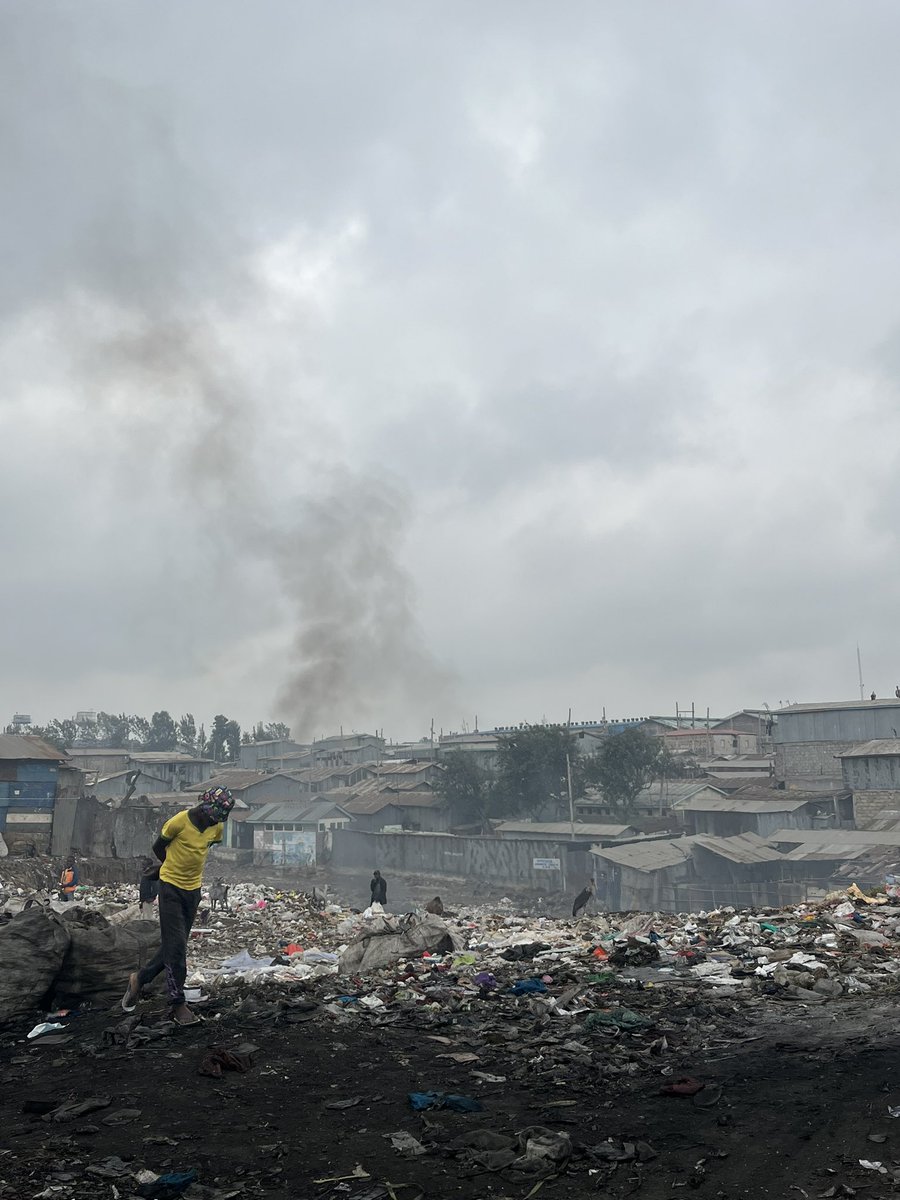 EvaBerankova's tweet photo. Mambo! Po ztraceném batohu, dva dny bez spánku jsme konečně v Keni. První čtyři dny v Nairobi jsou už za námi. Stihli jsme dva workshopy, byli jsme celý den ve slumu, zjistili jsme jak funguje veřejná doprava a celkove jsme se snažili sžít s místním životem 🌞 https://t.co/VPaEwJMYg4