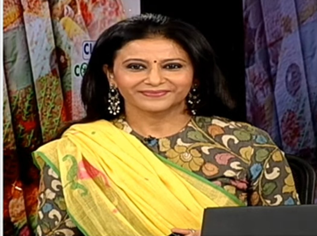 JyotikaSNaik's tweet photo. When the poised and beautiful @DeoSikta drapes an exquisite saree in a long awaited return to sarees on-air 💛💚
#sareesinthestudio
#sareetime
#handloomlove
 #sareelove #sareeanchor #sareesonair #sareetowork #sareepassion #sareeswag #sareepact @ndtvindia #ClothesWithAConscience https://t.co/V0VxL8BHBy