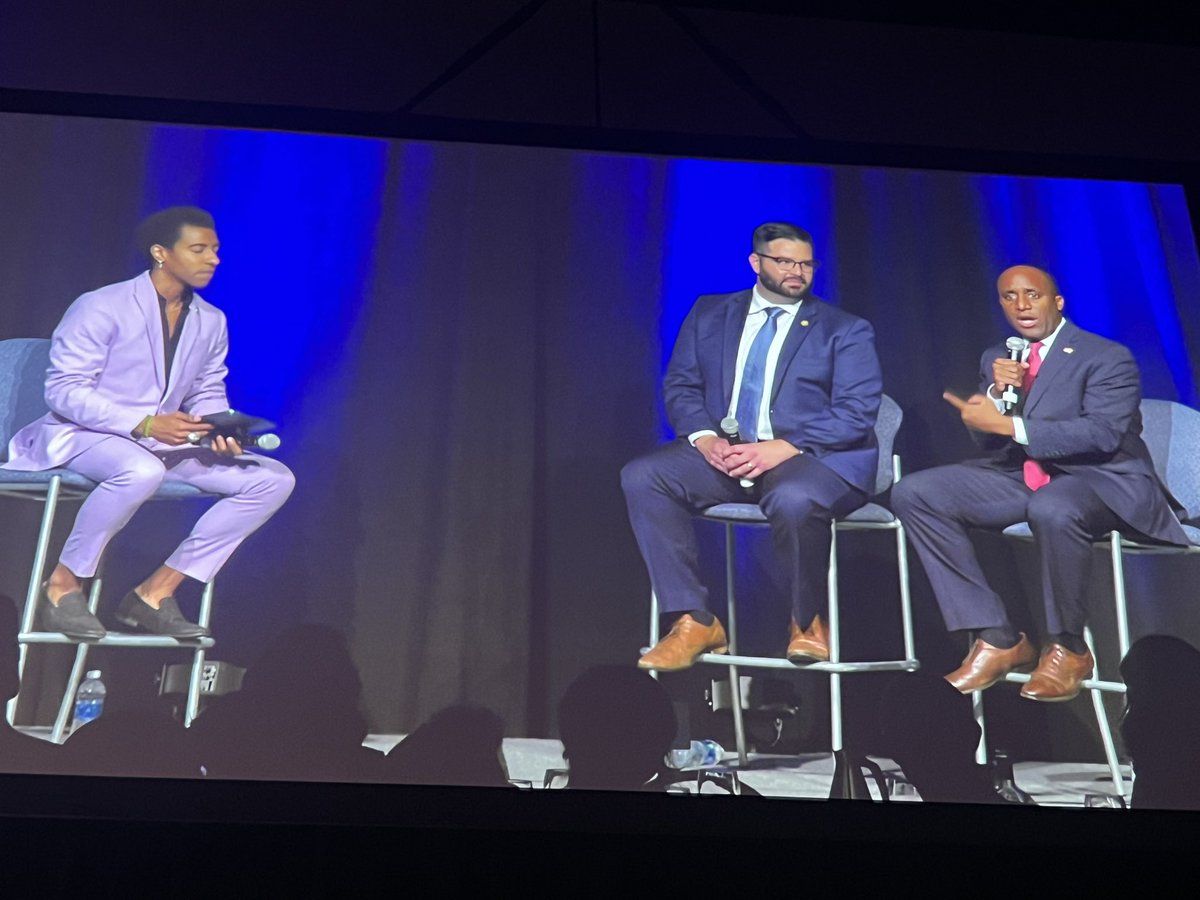 MannyAbarcaIV's tweet photo. This is what leadership looks like! 

@mikeforjoco 
@QuintonLucasKC 
@hartzell965 

#Kansas 
#AcrosstheLine
#Missouri 
#KansasCity https://t.co/ThkSeRtP27