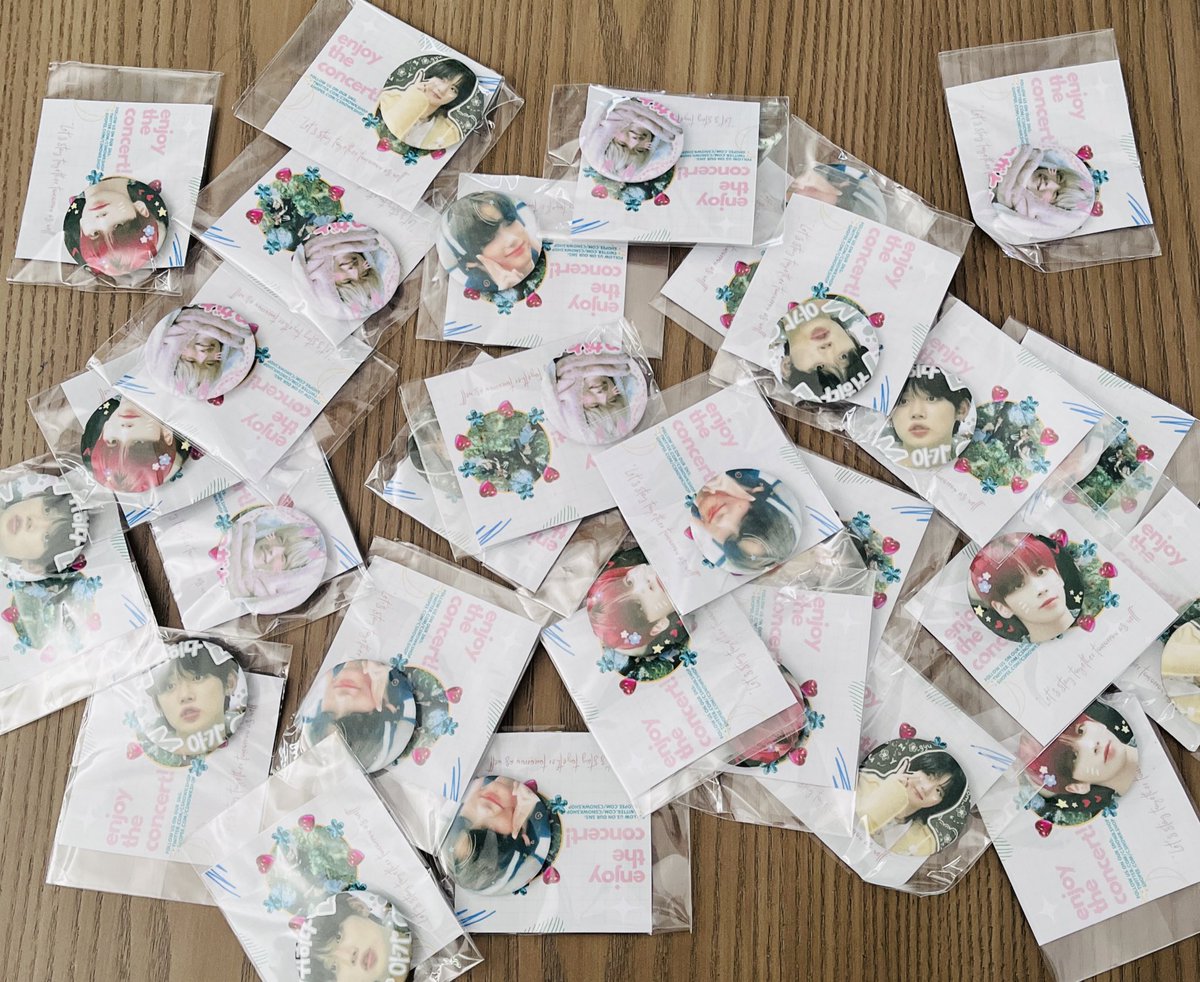 csnowkshop's tweet photo. Hello MOAs!

If you happen to see me at the concert, I prepared some button pin freebies. See youuu 🩷💚

#TXT_ASM_TOUR_in_BULACAN #TXTinBulacan https://t.co/yehLX4QCfW