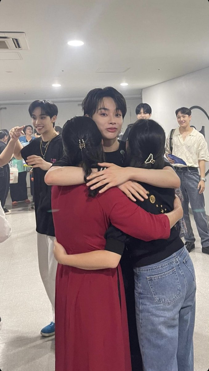 HanaHanbin9x's tweet photo. Hanbin hugged the two most loving women in his arms. 🌻🩵 
#Hanbin 

-The image has been authorized by the owner- https://t.co/UzNW0fuuQk