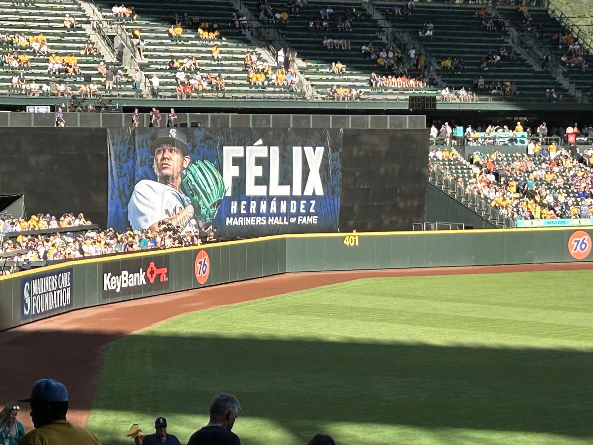 bballonthebrain's tweet photo. Celebrating King Felix being inducted into the Seattle Mariners Hall of Fame. #SeattleMariners #KingFelix #MLB https://t.co/ehA7fM6ugy