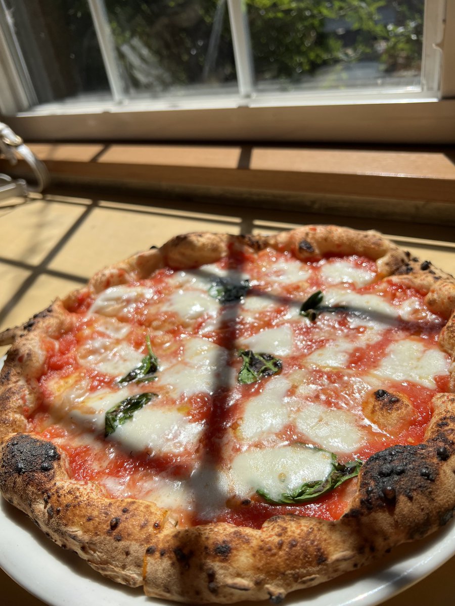 k0ib7a25's tweet photo. 婆ちゃん家に顔出しに行ってきたついでに牧場でピザ食べた https://t.co/82JvWN32oD