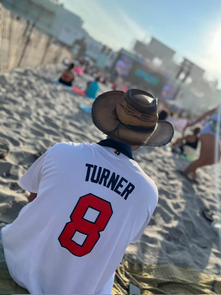 Captain2Corner's tweet photo. This man has been heating up (both my bro and Mr. T) #PHI #Tidalwavefest #ImRespectfullyIntoxiccated https://t.co/zOHQpLOmq4