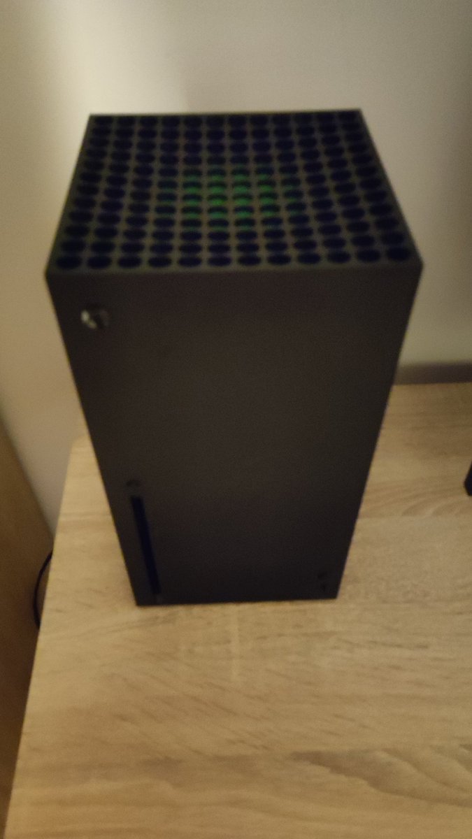 Esta máquina se acaba de comer 4 horas a pleno rendimiento en una de las noches más calurosas del verano donde yo vivo.
Ni un ruido, ni mensajes de calentamiento, absolutamente nada.
Lleva desde el día uno del lanzamiento conmigo.
Esto es un hardware robusto.

#Xbox