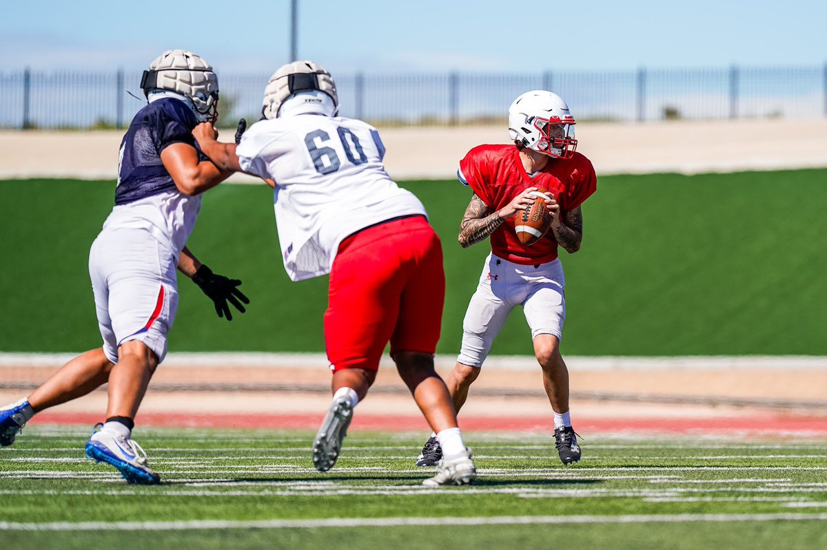 4rvsos's tweet photo. It’s hard being so far away from my kiddo so seeing a picture of him…priceless!
🥰😘 @chris_arviso 
#arvisoii #thatsmyQB
@CSUPFootball 🐺💙 https://t.co/QVPX1Xf14V
