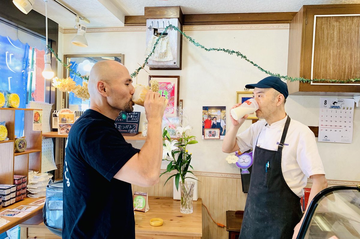 mgateau1's tweet photo. 今朝、シャッターを開けたらスキンヘッドの方が開店前から待っておられました。
今日は娘ちゃんのバースデーと言うことでデコレーションケーキとソフトクリームをお求めに
僕もささやかながらプロテインでお祝いしてみましたよ。
着ておられる黒いシャツは故マダムからのプレゼントだそう。 https://t.co/Doo84qAfiT