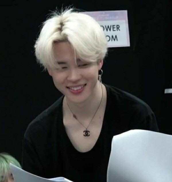 au yoonmin | emo boy

donde yoongi se muda a un pueblo en el que resalta por su peculiar estilo
o donde jimin ve a un chico nuevo que lo deja fantaseando por las noches
( #auyoonmin #yoonmin )