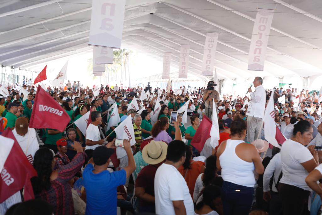 Vivimos una fiesta democrática ante miles de veracruzanos en nuestra última asamblea popular del día.

Los recorridos por el país han sido muy emotivos y llenos de alegría, nos han permitido volver a abrazar a aquellas y aquellos que, con su esperanza, hicieron posible la Cuarta