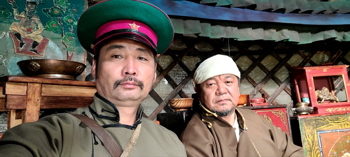 Гавьяаттайгаа кинонд явсан байдгийн.