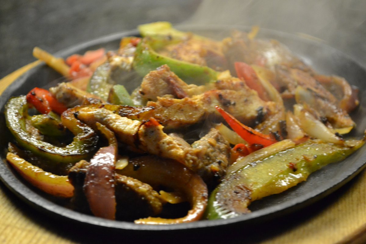 Sizzlin' Chicken Fajita with tender chicken, colorful bell peppers, onions, and a flavorful blend of spices, this dish is sure to satisfy any craving!  
#Foodie #DeliciousDinner