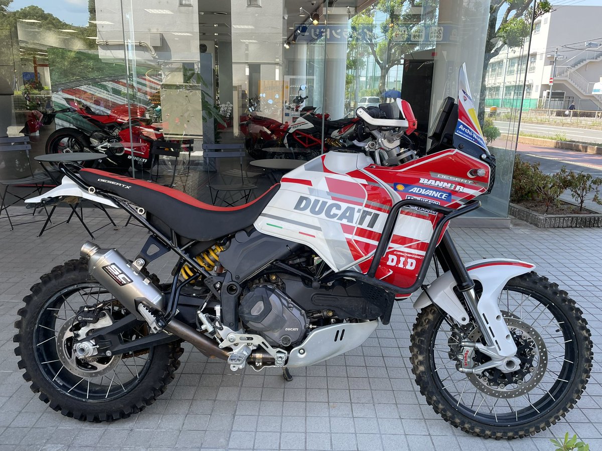 DucatiHyogo's tweet photo. おはようございます☀
お盆期間中ですが
今日もオープンしております😆
エンデューロレースのデビュー戦にして見事入賞したDesert X も展示しております!
ぜひ遊びにきてください☺️
ご来店お待ちしております!😉
#ducatiosakaeast
#scramblercamposaka
#ducatihyogo
#bannerracing
#ducati https://t.co/Sns7NsYC0A