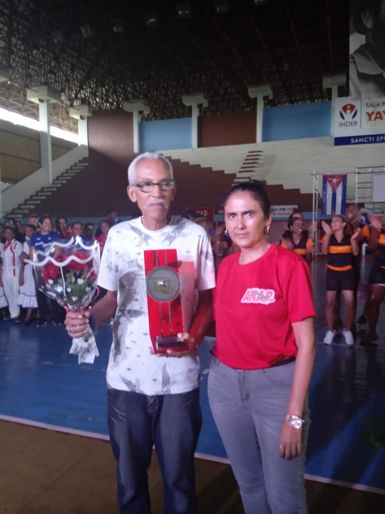El buró provincial de #AnapSanctiSpíritus  premia al equipo de Santiago de Cuba en el Cubaila por el rescate de las tradiciones campesinas. <a href="/RafaelAnap/">Rafael Santiesteban Pozo</a> <a href="/DeivyPrezMartn1/">Deivy Pérez Martín</a> <a href="/RamnMonte1/">José Ramón Monteagudo Ruiz</a> <a href="/DrRobertoMOjeda/">Dr. Roberto Morales Ojeda</a> <a href="/SarduyYamila/">Yamila Sarduy Martínez</a> <a href="/OsmaniPerez18/">Osmani Pérez Márquez</a> <a href="/yoel_palmero/">Yoel Palmero Meneses</a> <a href="/AlexisLorente74/">Alexis Lorente Jiménez</a>