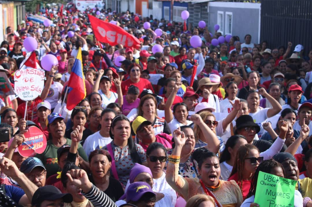 ¡Barinas de mis amores! ¡Cuna de nuestro Comandante Hugo Chávez! Allí están las mujeres barinesas movilizadas y en pie de lucha por la defensa soberana de la Patria. Las revolucionarias no se rinden ni se rendirán jamás. ¡Nosotros Venceremos!