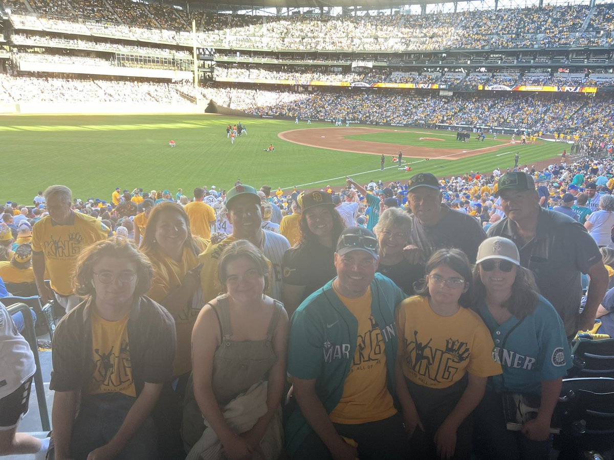 Lianne72's tweet photo. King Felix is in the house.  My fav Mariners pitcher!  #HOF #whereiroot #SeaUsRise @RealKingFelix @Mariners https://t.co/gsRWYbJuHg