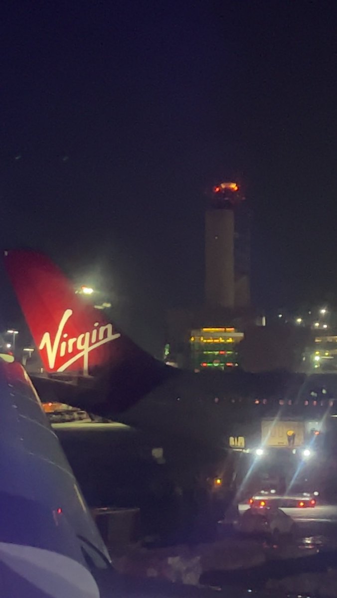 astronautsoon44's tweet photo. guys i found the perfect airplane for all of you https://t.co/3JJ4jG8eWs