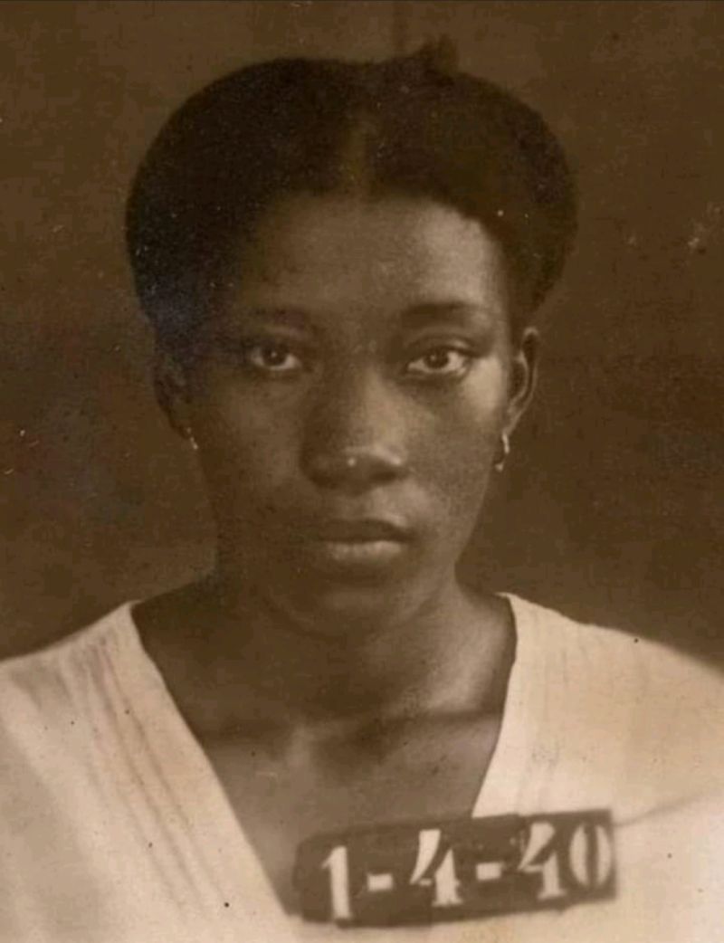 "Você já viu antes a foto dessa linda moça? 
Ela nasceu em 1918. Nasceu mulher, negra e pobre. Batizada Maria do Carmo, ficou conhecida por Carminha. Mal acabou o básico do ensino ofertado aos pobres, migrou de Minas Gerais para o Rio de Janeiro.
Amava cantar, seus grandes olhos