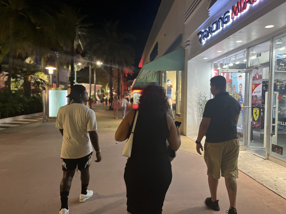 DiahDesignz's tweet photo. My back look big as hell LMFAO #LastNightInMiami https://t.co/l8RibQrfsN
