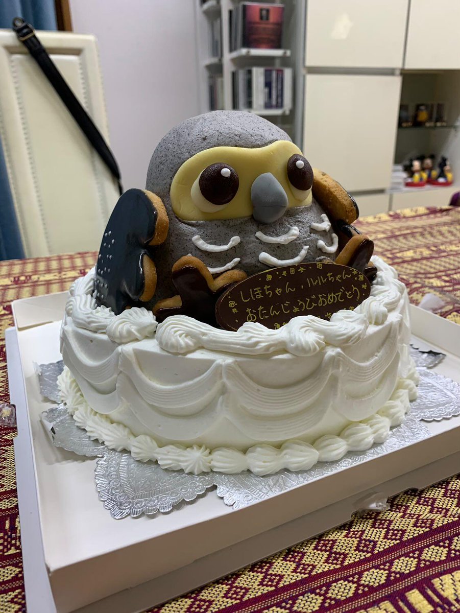 この可愛らしすぎるヨウムちゃんケーキを見てください🥳✨ヨウムのルル君&ローラちゃんの飼い主さんが、パティシエさんにヨウムケーキのオーダーをされてできたケーキです🎂どこから見ても可愛い!すごい!! (私のデザインを元にケーキ作ってもらっていいですか、とお問い合わせをいただきました😀)