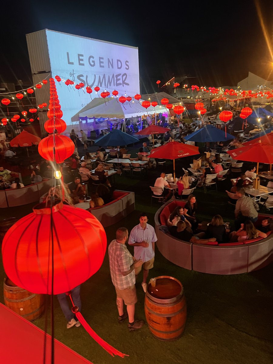 KowloonSaugus's tweet photo. Packed crowd on a beautiful night at our outdoor venue to see Legends of Summer! What a great night! Thank you everyone for coming out!
#KowloonRestaurant
#KowloonChinatown
#LegendsOfSummer
#OutdoorDining 
#MusicMaiTaisSaugusWings https://t.co/08E2ZfRIK4