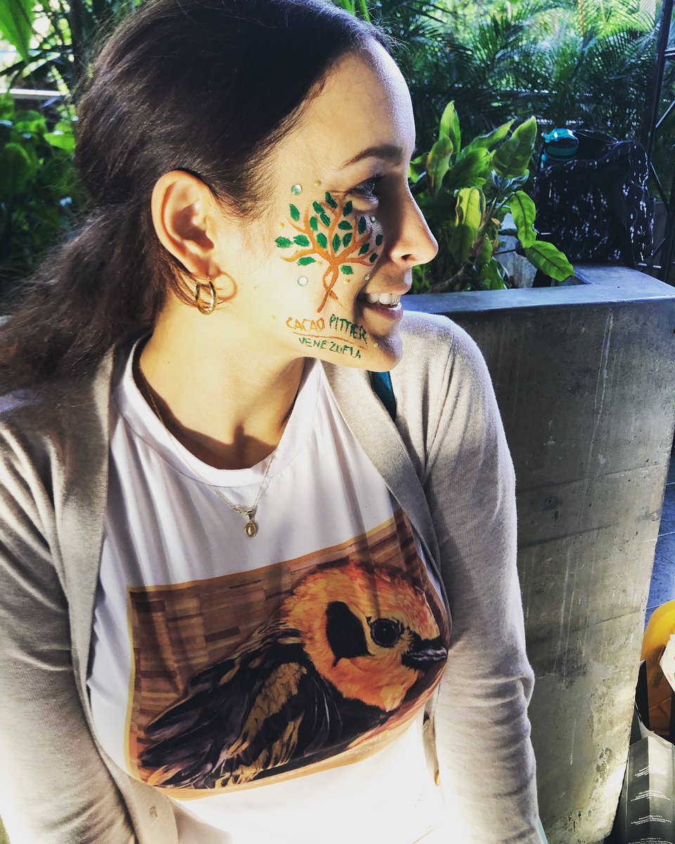 CacaoPittier's tweet photo. Valentina una chica Pittier. Ama el cacao y hacer chocolates 🍫 su pasión la biodiversidad donde se cultiva el #cacao https://t.co/S4cwq5PTlZ