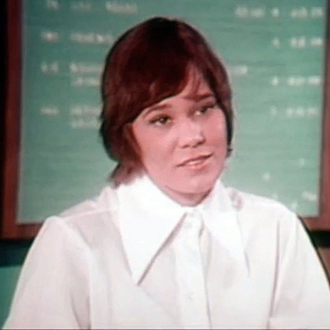 highcollars's tweet image. Sue Ann Carpenter (The Resurrection of Zachary Wheeler 1971) #highcollar #highneck #highneckblouse #highcollarblouse #whiteblouse #70sblouse #blouse #buttonedup #2buttoncollar #daggercollar #70sfashion #movie #sueanncarpenter #theresurrectionofzacharywheeler