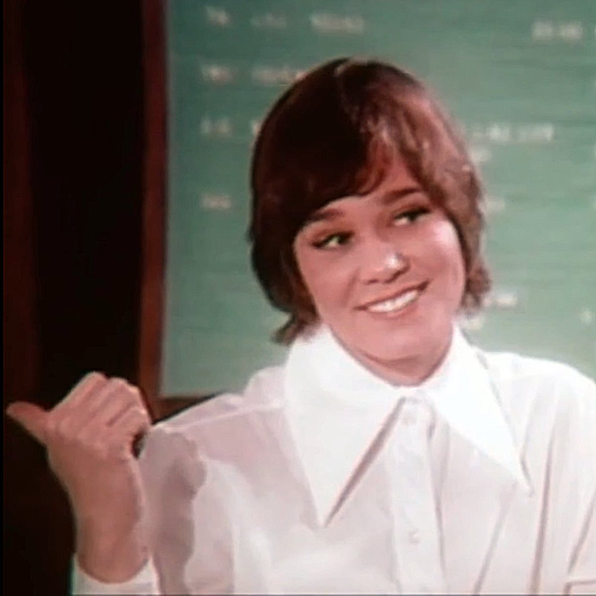 highcollars's tweet image. Sue Ann Carpenter (The Resurrection of Zachary Wheeler 1971) #highcollar #highneck #highneckblouse #highcollarblouse #whiteblouse #70sblouse #blouse #buttonedup #2buttoncollar #daggercollar #70sfashion #movie #sueanncarpenter #theresurrectionofzacharywheeler