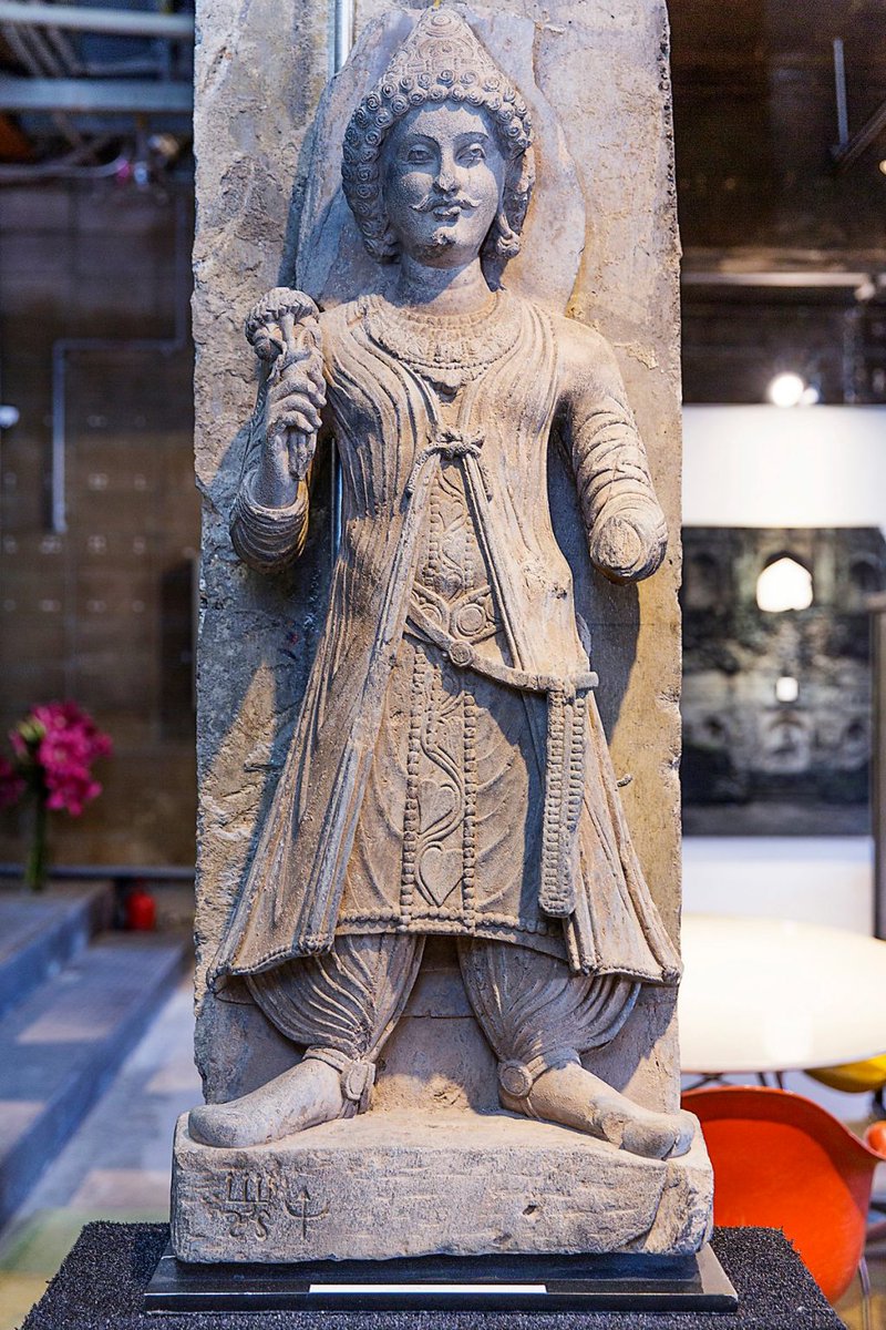 STUNNING statue of Emperor Kanishka (2nd-3rd Century) of India which has been recently discovered is on display in Seoul! It was in a private collection &amp; I must say the details r just marvellous! 
[A Thread]

<a href="/ssharadmohhan/">Sharad Mohan شرد ਸ਼ਰਦ शरद শরদ</a> <a href="/Arthistorian18/">Art Historian* 🇮🇳</a> <a href="/dpanikkar/">Don't Panik</a> <a href="/GemsOfINDOLOGY/">GemsOfINDOLOGY</a> <a href="/PrasunNagar/">John Oldman</a>
