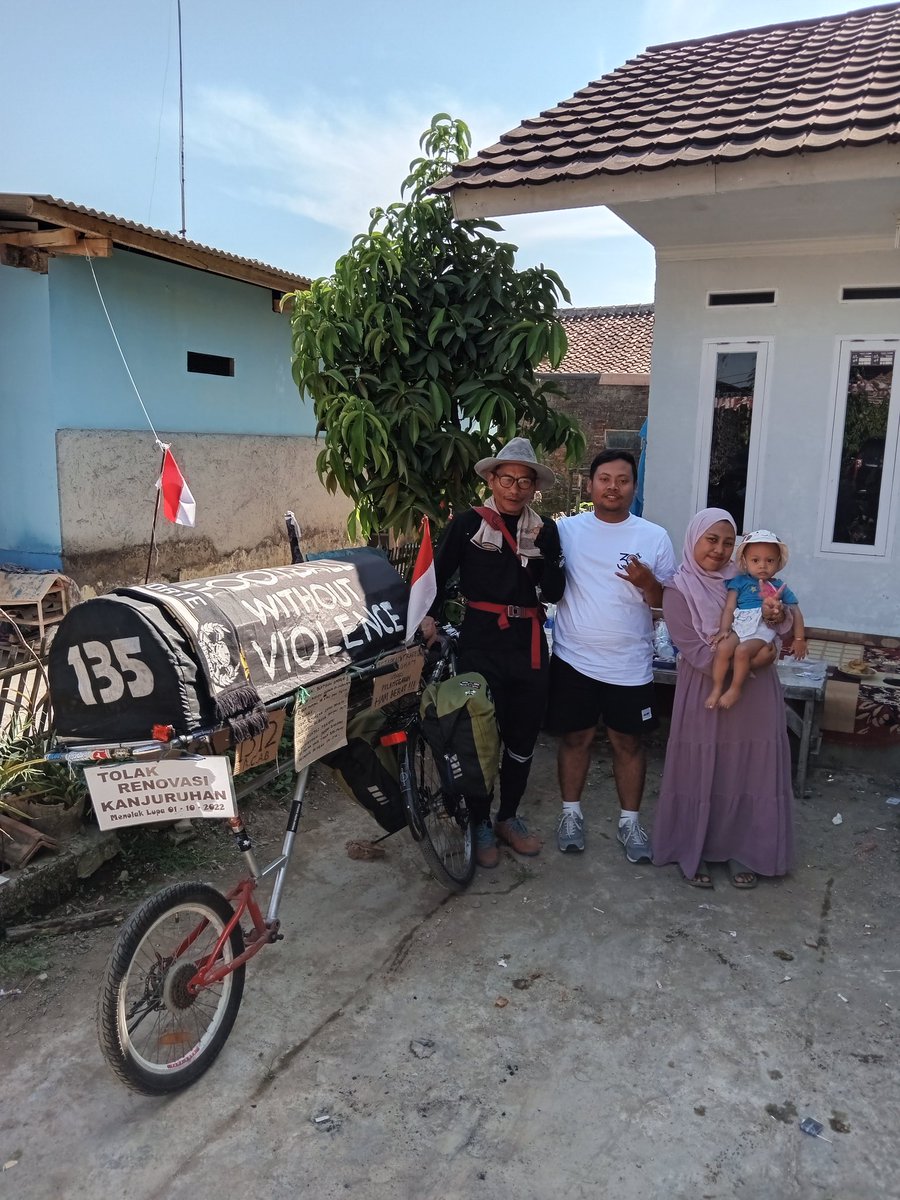 Ade_chandraa15's tweet photo. Bismillah, pagi ini Sam Ebes Midun kembali melanjutkan perjalanan menuju Karawang. Sehat² terus Sam Ebes 🙏🙏🙏
#usuttunastragedikanjuruhan https://t.co/oovkV5AWPg