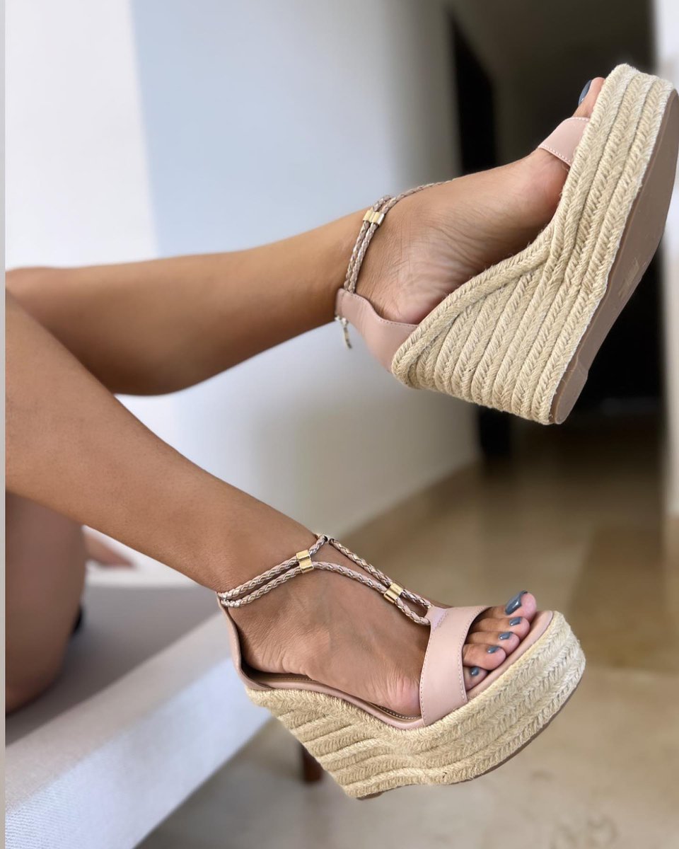 feetoftheweek_'s tweet photo. Has anyone worn these better? 

Model of the week @spoilauren https://t.co/zdJPQQlXfZ