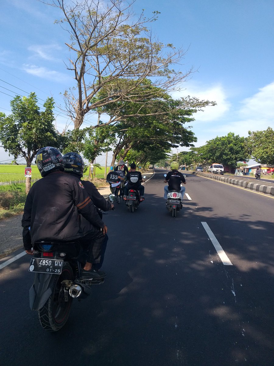Ade_chandraa15's tweet photo. Bismillah, pagi ini Sam Ebes Midun kembali melanjutkan perjalanan menuju Karawang. Sehat² terus Sam Ebes 🙏🙏🙏
#usuttunastragedikanjuruhan https://t.co/oovkV5AWPg