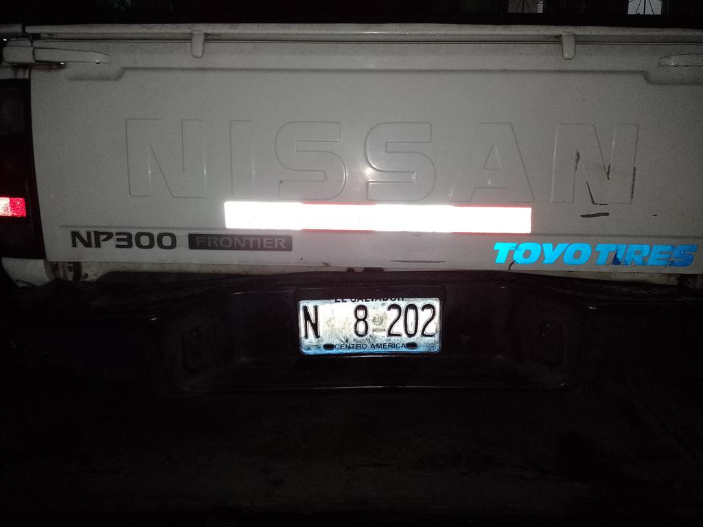 Autoridades del MAG, díganle a este señor que no se lleve el carro institucional para su casa el día domingo, porque afecta el parqueo de los vecinos. Gracias.