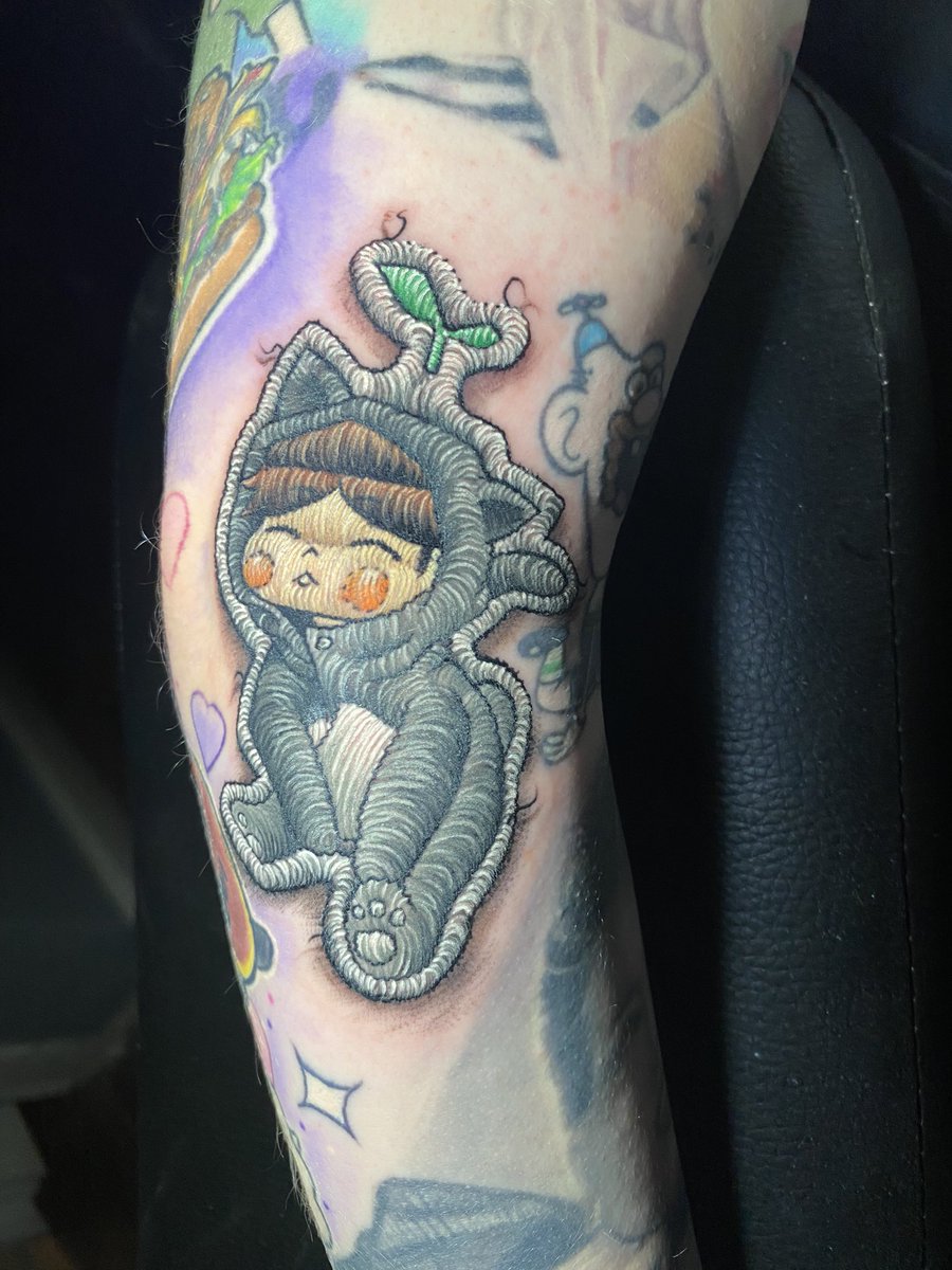 Tatuagem feita de agulha e linha🙃 meu yoongatinho.  💜#bts #BTSARMY