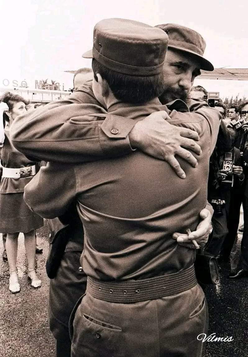 Gracias por ser de verdad,
gracias por hacernos hombres,
gracias por cuidar los nombres
que tiene la libertad.Gracias por tu dignidad,
gracias por tu rifle fiel,
por tu pluma y tu papel,
por tu ingle de varón.
Gracias por tu corazón.
Gracias por todo, Fidel. #FidelPorSiempre 🇨🇺