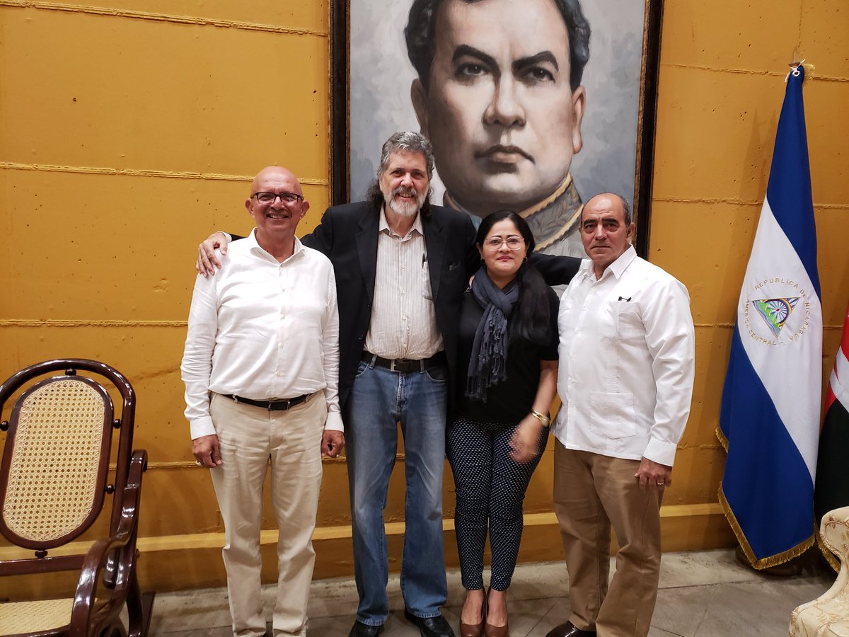 En Managua, con Arlette Marenco, viceministra de la cancillería, Luis Morales, ministro de Cultura y Orlando García, encargado de negocios de la Embajada de Cuba en Nicaragua, junto a la imagen del gran Rubén Darío. #NuestraAmérica