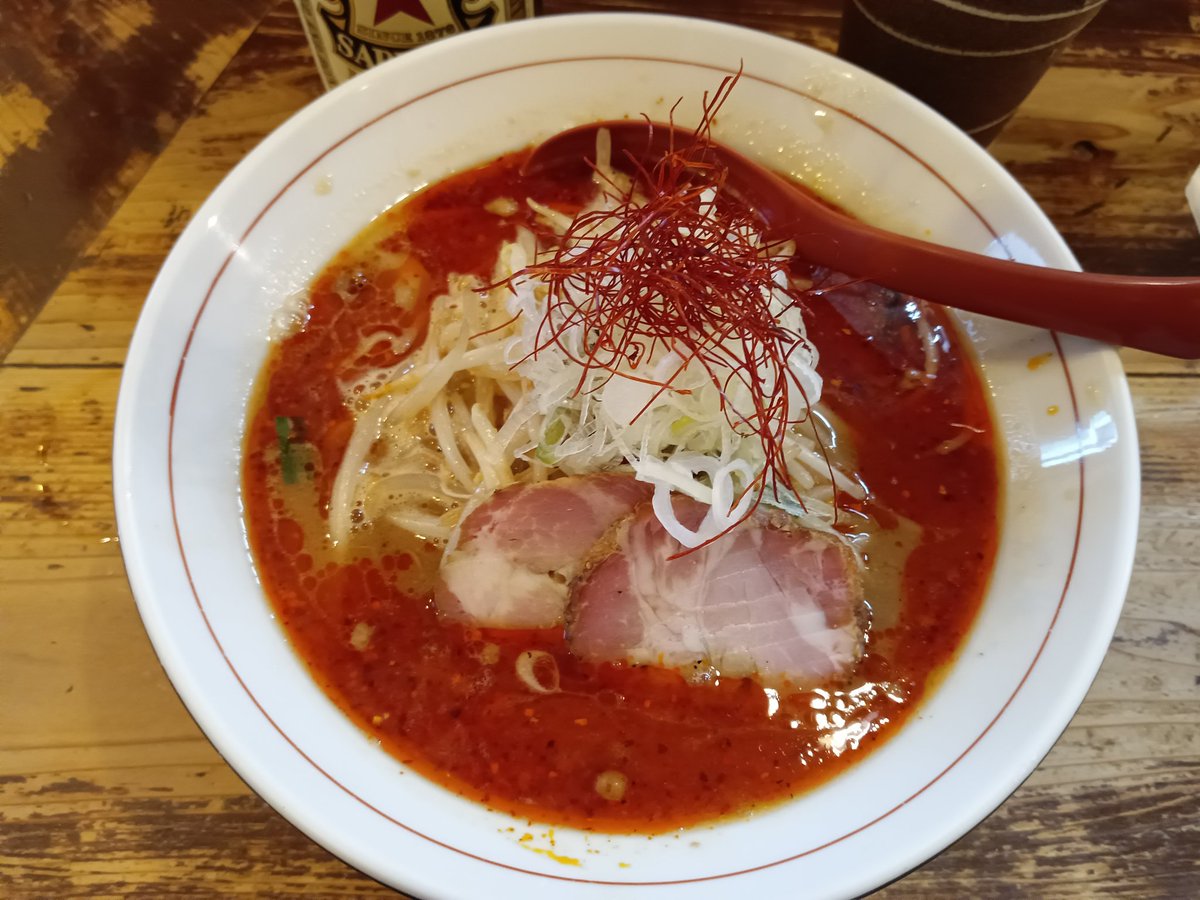 ATF54_71's tweet photo. 武蔵境駅北口にある「東京味噌らーめん 鶉」で辛みそらーめん（麺少なめ）🍜

辛いのも野菜に合って美味いね😋

「麺少なめ」有り、土日16時まで営業と、連食マンに配慮された？営業スタイルが素晴らしい💡
接客の丁寧さも赤星のおつまみがチャーシューなのも👍 https://t.co/L23lMMasCq